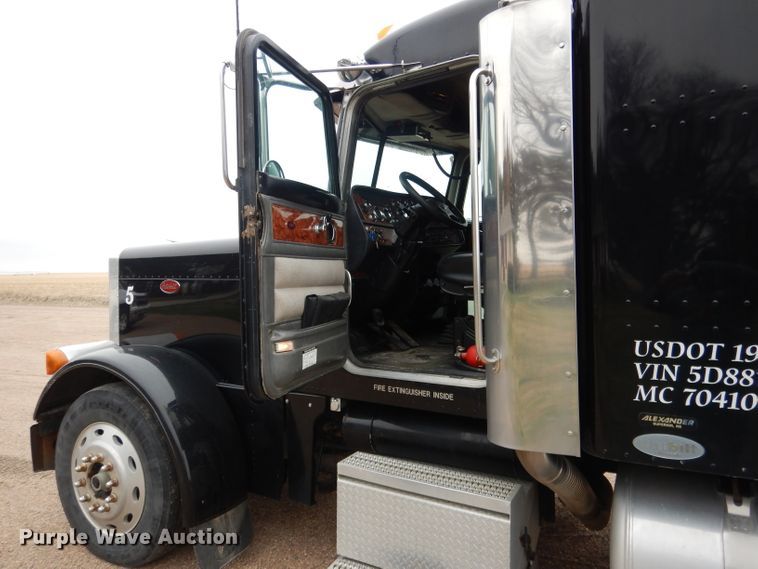 image for item DG5944 2005 Peterbilt 379 semi truck