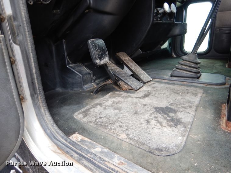 image for item DG5944 2005 Peterbilt 379 semi truck