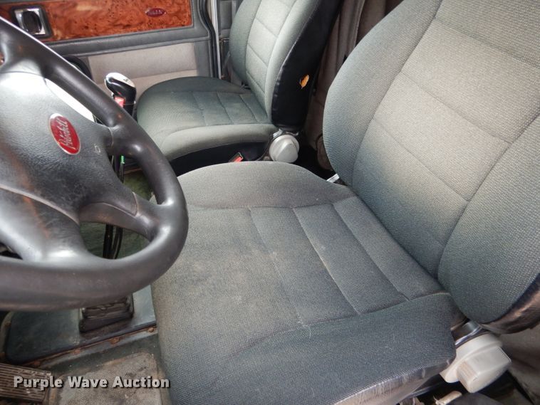 image for item DG5944 2005 Peterbilt 379 semi truck