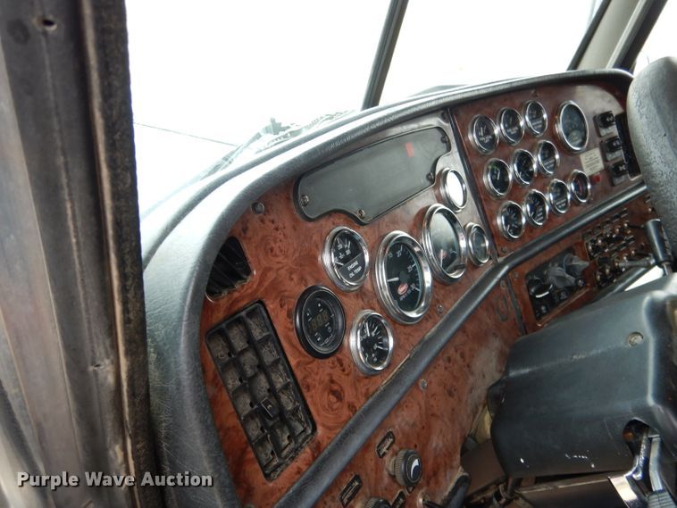 image for item DG5944 2005 Peterbilt 379 semi truck