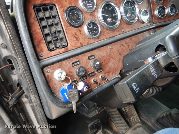 image for item DG5944 2005 Peterbilt 379 semi truck