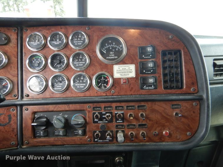 image for item DG5944 2005 Peterbilt 379 semi truck