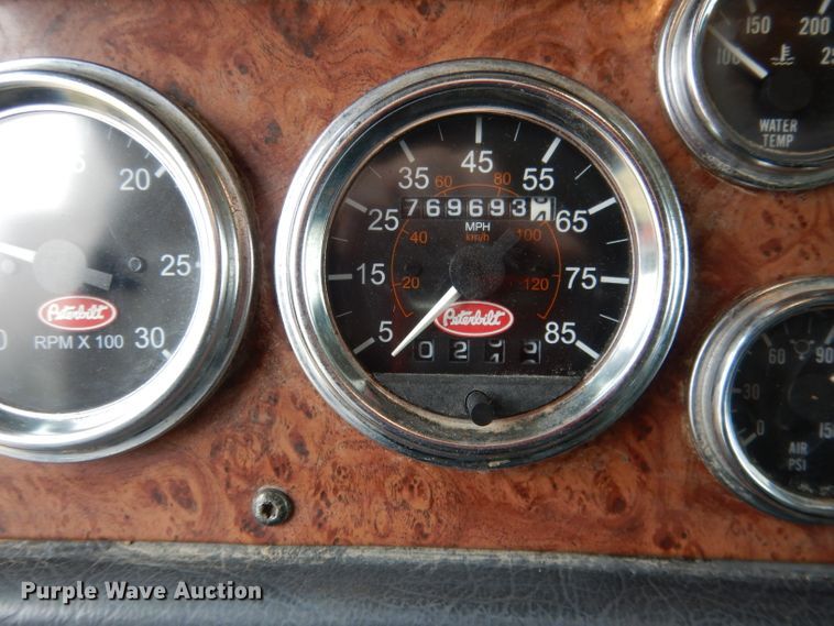 image for item DG5944 2005 Peterbilt 379 semi truck