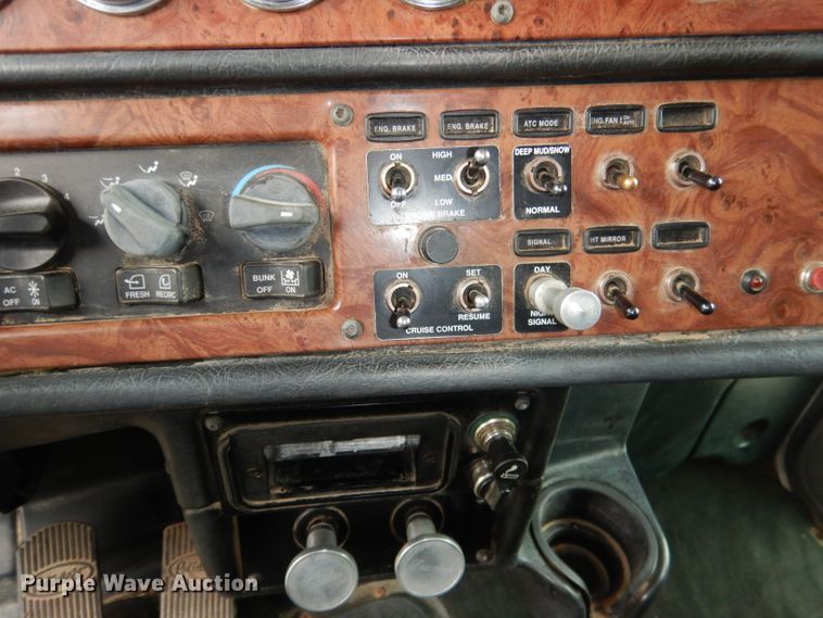 image for item DG5944 2005 Peterbilt 379 semi truck