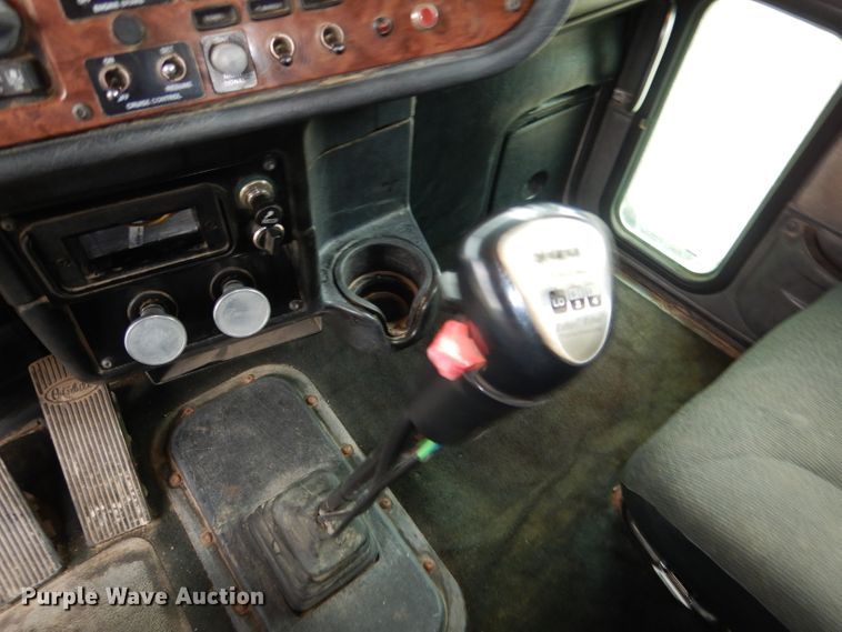 image for item DG5944 2005 Peterbilt 379 semi truck