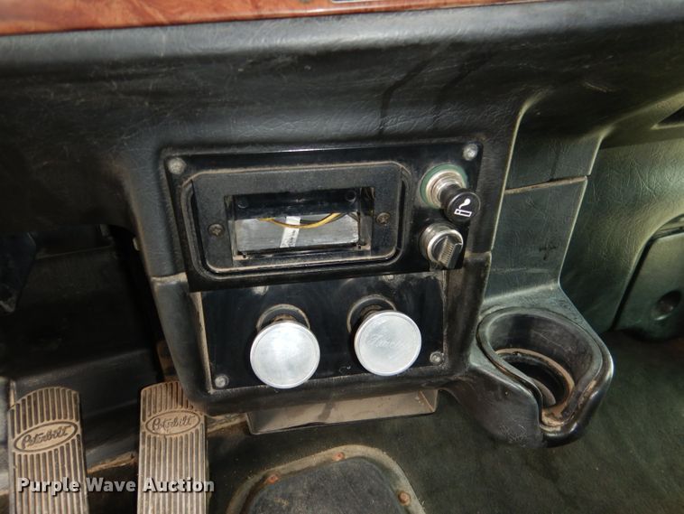 image for item DG5944 2005 Peterbilt 379 semi truck