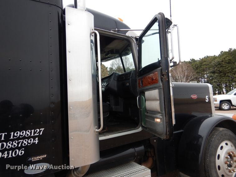 image for item DG5944 2005 Peterbilt 379 semi truck