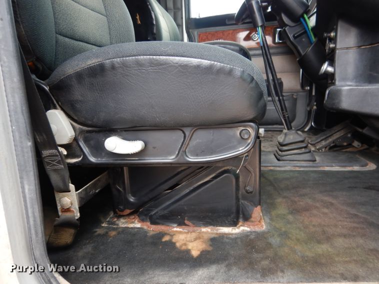 image for item DG5944 2005 Peterbilt 379 semi truck