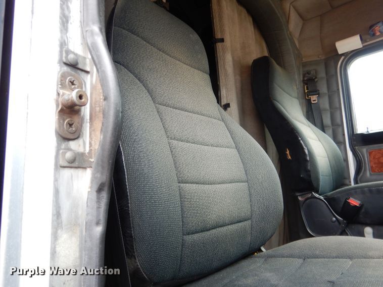 image for item DG5944 2005 Peterbilt 379 semi truck