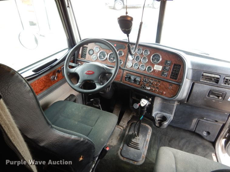 image for item DG5944 2005 Peterbilt 379 semi truck