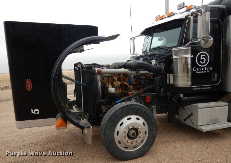 image for item DG5944 2005 Peterbilt 379 semi truck