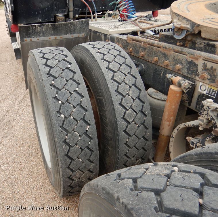 image for item DG5944 2005 Peterbilt 379 semi truck