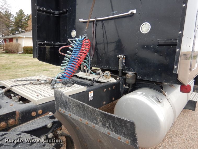 image for item DG5944 2005 Peterbilt 379 semi truck