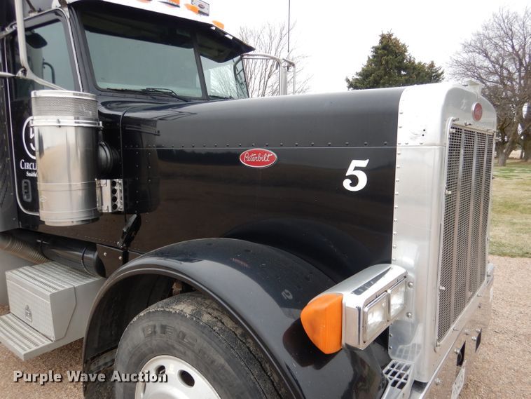image for item DG5944 2005 Peterbilt 379 semi truck