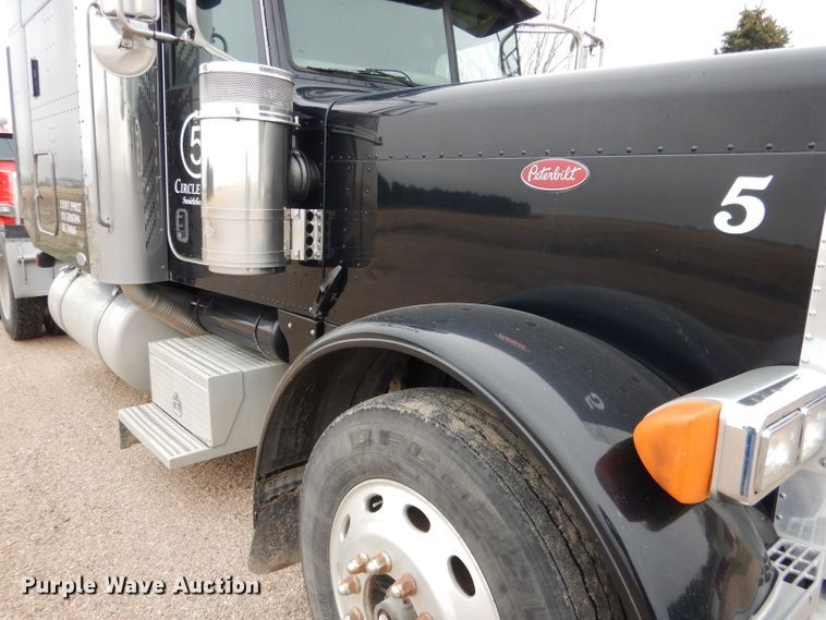 image for item DG5944 2005 Peterbilt 379 semi truck