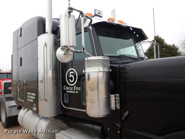 image for item DG5944 2005 Peterbilt 379 semi truck