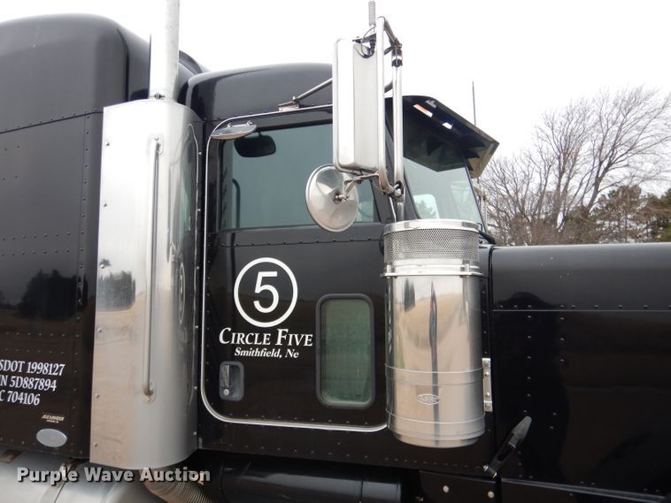image for item DG5944 2005 Peterbilt 379 semi truck
