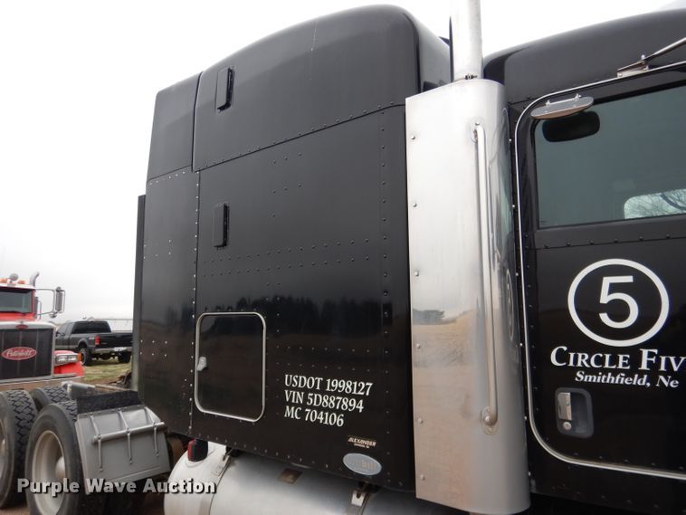 image for item DG5944 2005 Peterbilt 379 semi truck