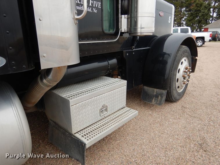 image for item DG5944 2005 Peterbilt 379 semi truck