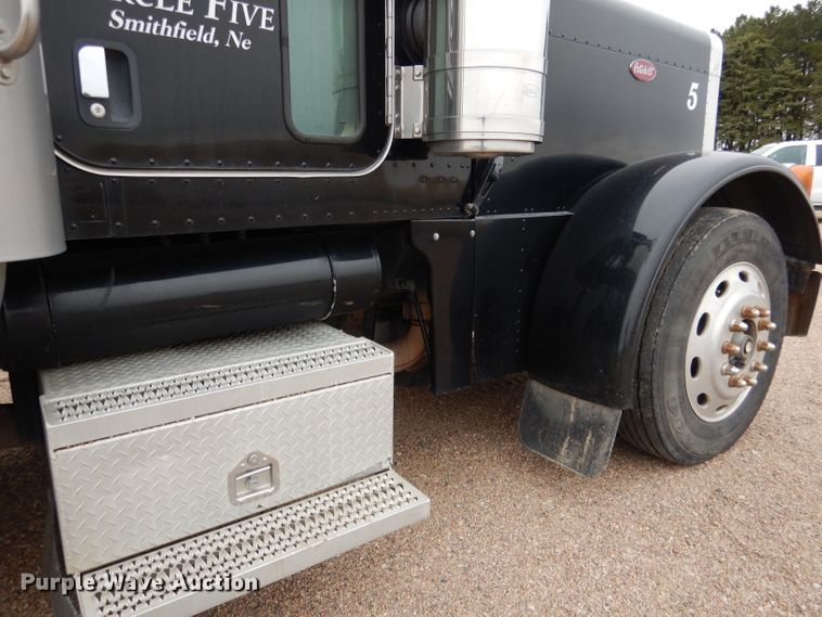 image for item DG5944 2005 Peterbilt 379 semi truck
