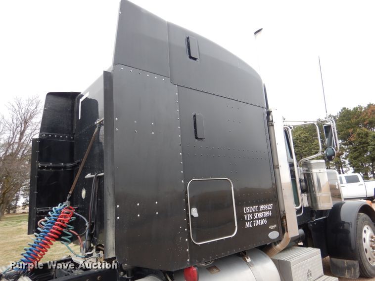 image for item DG5944 2005 Peterbilt 379 semi truck