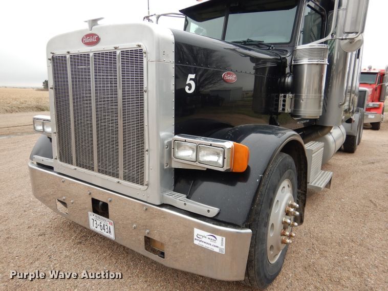 image for item DG5944 2005 Peterbilt 379 semi truck