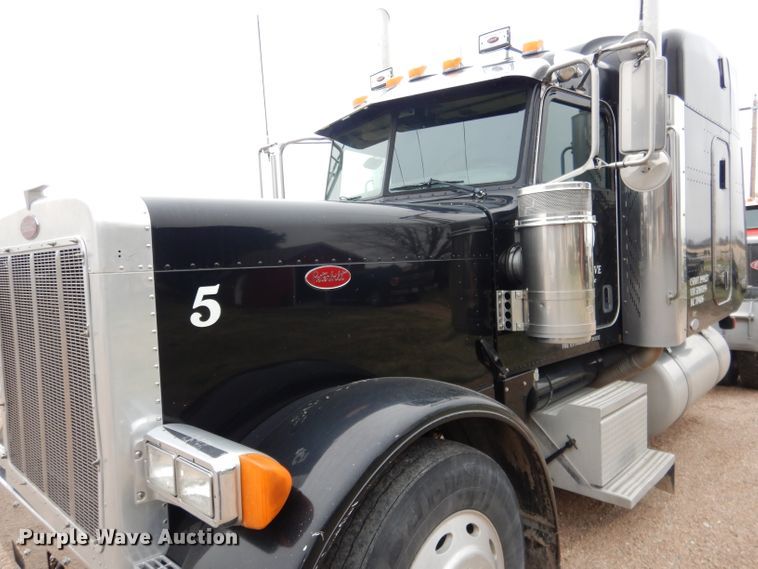 image for item DG5944 2005 Peterbilt 379 semi truck