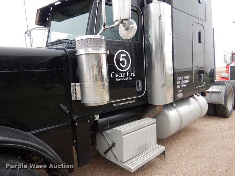 image for item DG5944 2005 Peterbilt 379 semi truck