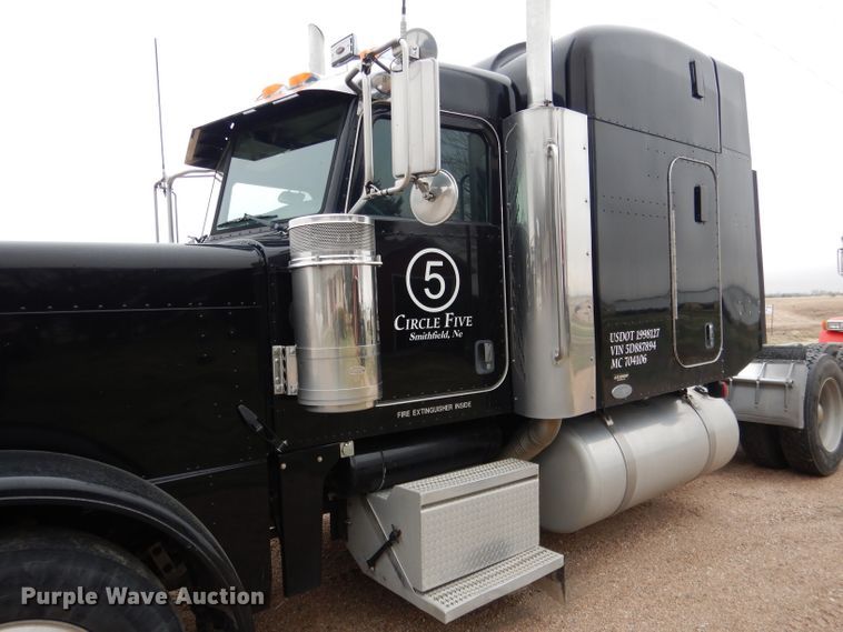 image for item DG5944 2005 Peterbilt 379 semi truck