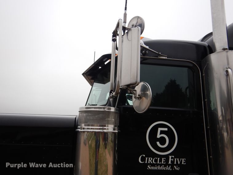 image for item DG5944 2005 Peterbilt 379 semi truck