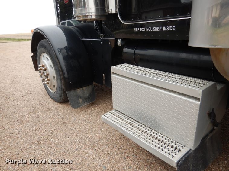 image for item DG5944 2005 Peterbilt 379 semi truck