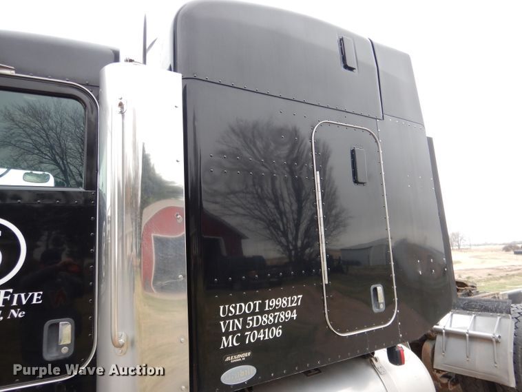 image for item DG5944 2005 Peterbilt 379 semi truck