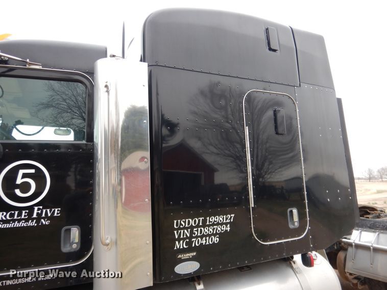 image for item DG5944 2005 Peterbilt 379 semi truck
