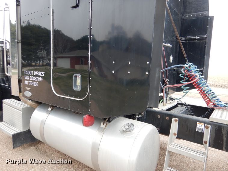 image for item DG5944 2005 Peterbilt 379 semi truck