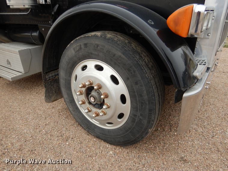 image for item DG5944 2005 Peterbilt 379 semi truck