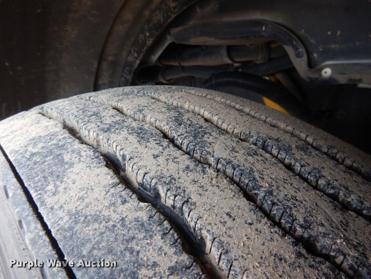 image for item DG5944 2005 Peterbilt 379 semi truck