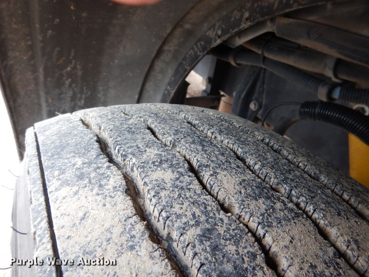 image for item DG5944 2005 Peterbilt 379 semi truck