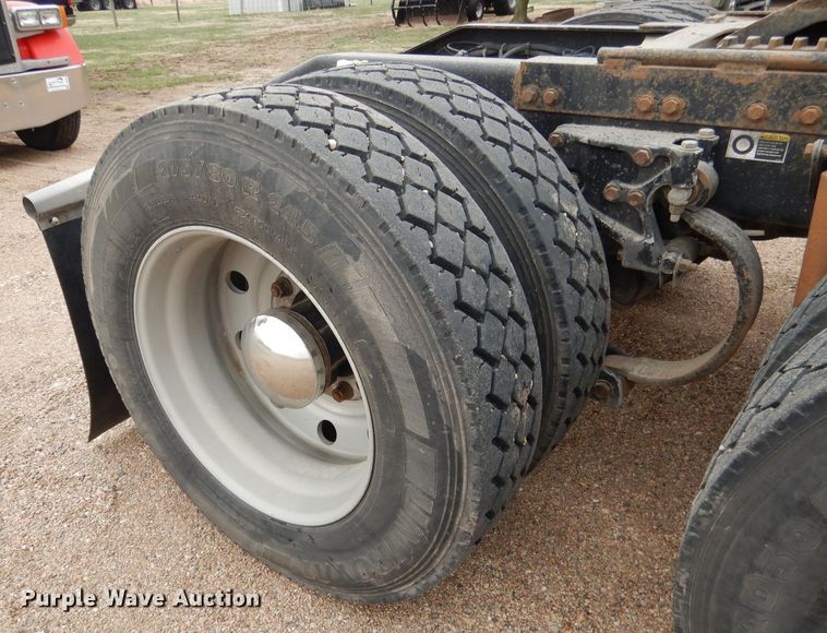 image for item DG5944 2005 Peterbilt 379 semi truck