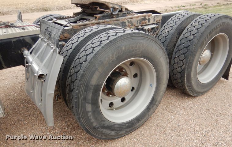 image for item DG5944 2005 Peterbilt 379 semi truck