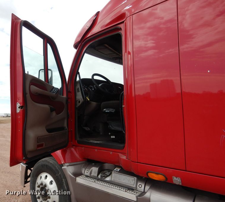 image for item DG5946 2007 Peterbilt 387 semi truck