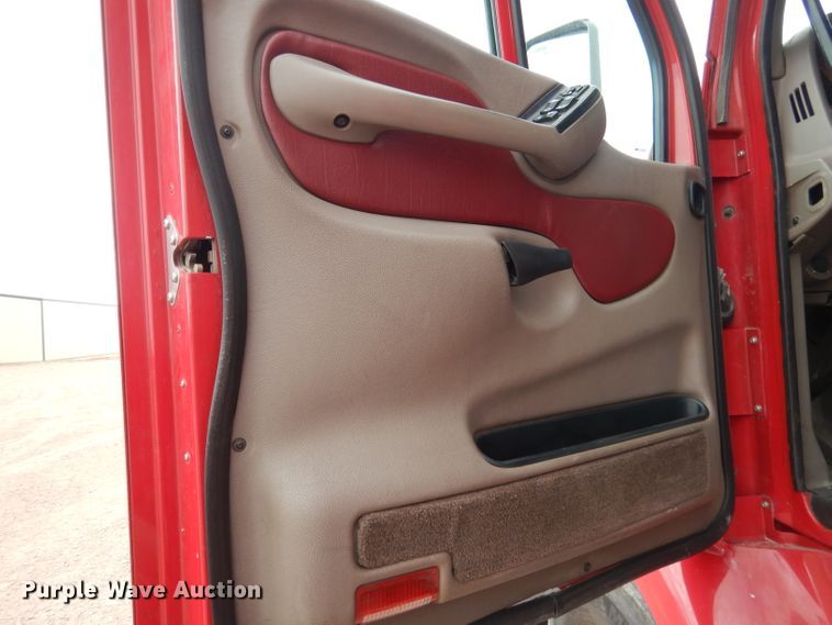 image for item DG5946 2007 Peterbilt 387 semi truck