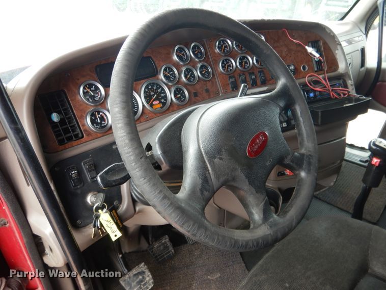 image for item DG5946 2007 Peterbilt 387 semi truck