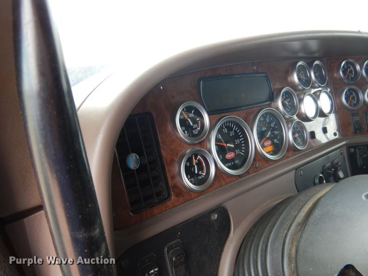image for item DG5946 2007 Peterbilt 387 semi truck