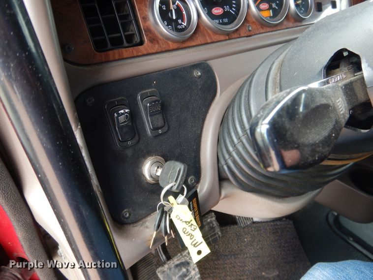 image for item DG5946 2007 Peterbilt 387 semi truck