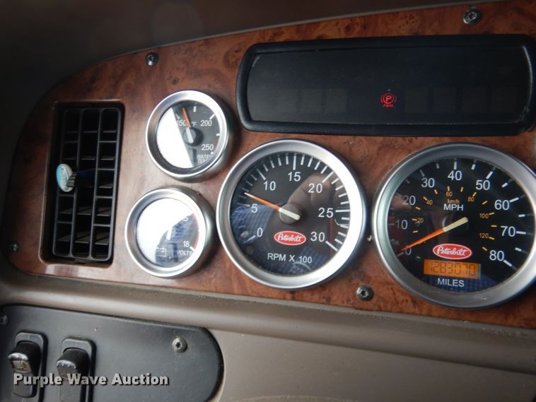 image for item DG5946 2007 Peterbilt 387 semi truck