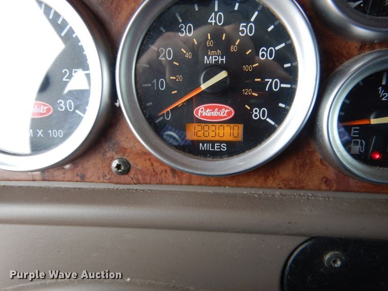 image for item DG5946 2007 Peterbilt 387 semi truck