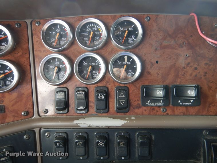 image for item DG5946 2007 Peterbilt 387 semi truck