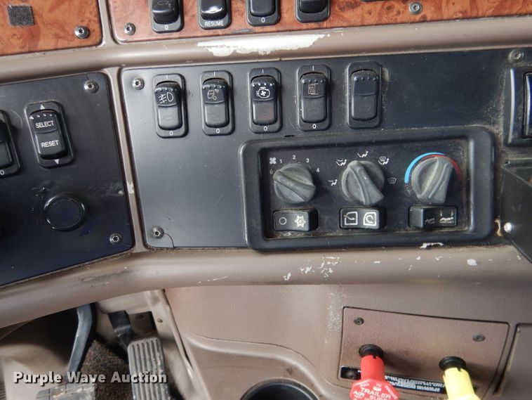 image for item DG5946 2007 Peterbilt 387 semi truck