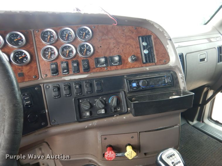 image for item DG5946 2007 Peterbilt 387 semi truck