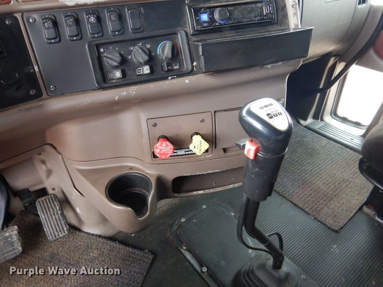 image for item DG5946 2007 Peterbilt 387 semi truck